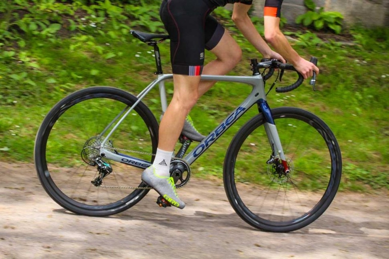 1x gravel bikes are becoming more popular because they offer more clearance for bigger tires.