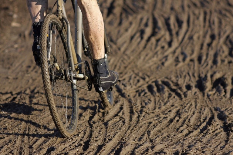Cyclocross bikes are designed for off-road riding, and thus have features that differ from road bikes. One key feature is that cyclocross bikes have a more upright riding position, which helps the rider maintain a razor-sharp focus while riding over rough terrain.