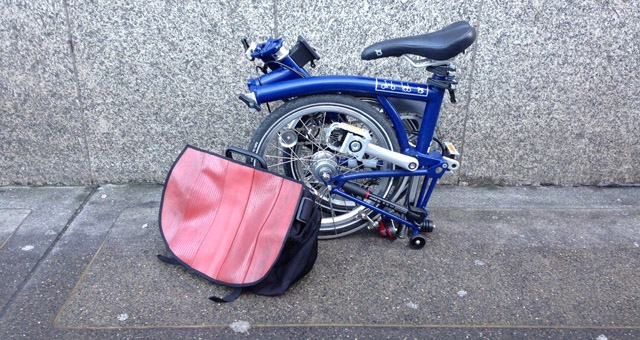 One of the main benefits of a folding bike is that it is easy to fold, making it convenient to store and transport.