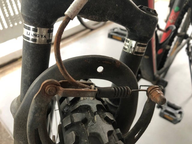 Rinse the handlebars with clean water and dry them off before replacing them on your electric bike. Then, using a mild soap and water solution, scrub the handlebars to remove any remaining dirt or grime. To clean your handlebars, first remove any dirt or debris that has accumulated on them.