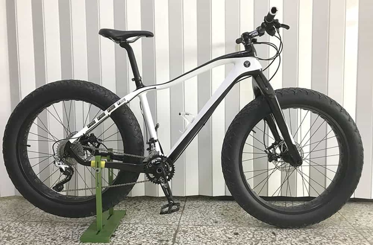 The frame of a fat bike allows for more flexibility in tire choice and width, as well as suspension setup.