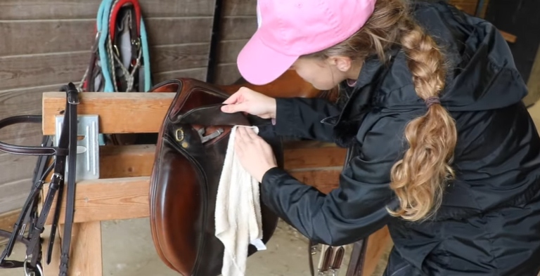 To clean your saddle and seat post, first remove the saddle from the seat post. Allow the saddle and seat post to dry completely before reattaching the saddle to the seat post. Then, using a damp cloth, wipe down the saddle and seat post.